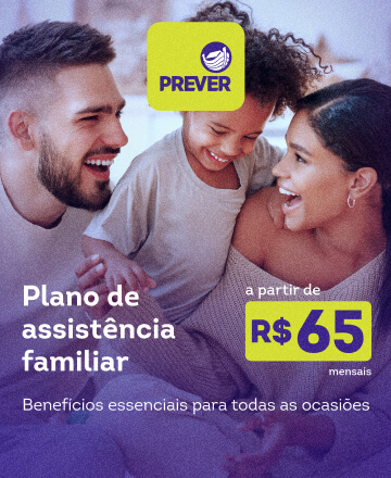 Família na sala vendo informação no laptop